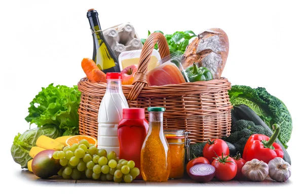 Wicker Basket Assorted Grocery Products Including Fresh Vegetables Fruits — Stock Photo, Image