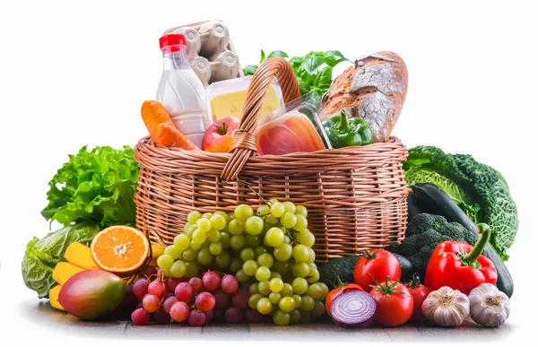 新鮮な野菜や果物を含む様々な食料品とウィッカーバスケット — ストック写真