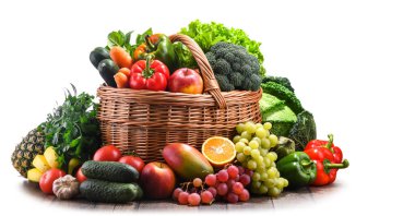 Çeşitli organik sebzeler ve meyvelerle kompozisyon.