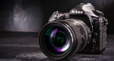 POZNAN, POL - 12 Kasım 2021: Nikon D850, merkezi Tokyo, Japonya 'da bulunan ve optik ve görüntüleme ürünlerinde uzmanlaşmış bir şirket.