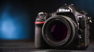 POZNAN, POL - 12 Kasım 2021: Nikon D850, merkezi Tokyo, Japonya 'da bulunan ve optik ve görüntüleme ürünlerinde uzmanlaşmış bir şirket.