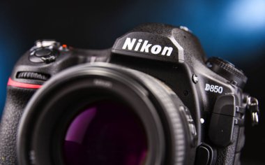 POZNAN, POL - 12 Kasım 2021: Nikon D850, merkezi Tokyo, Japonya 'da bulunan ve optik ve görüntüleme ürünlerinde uzmanlaşmış bir şirket.