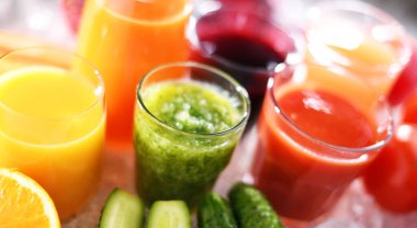 Taze organik sebze ve meyve sularıyla dolu bardaklar. Detoks diyeti