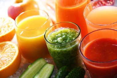 Taze organik sebze ve meyve sularıyla dolu bardaklar. Detoks diyeti