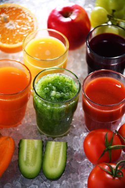 Taze organik sebze ve meyve sularıyla dolu bardaklar. Detoks diyeti