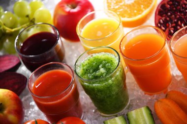 Taze organik sebze ve meyve sularıyla dolu bardaklar. Detoks diyeti