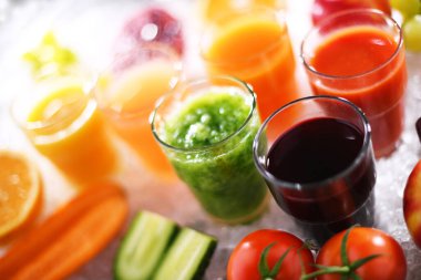 Taze organik sebze ve meyve sularıyla dolu bardaklar. Detoks diyeti