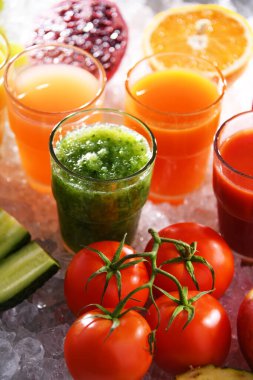 Taze organik sebze ve meyve sularıyla dolu bardaklar. Detoks diyeti