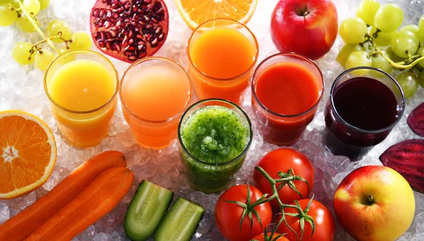 유기농 야채와 주스를 곁들인 디톡스 다이어트 — 스톡 사진