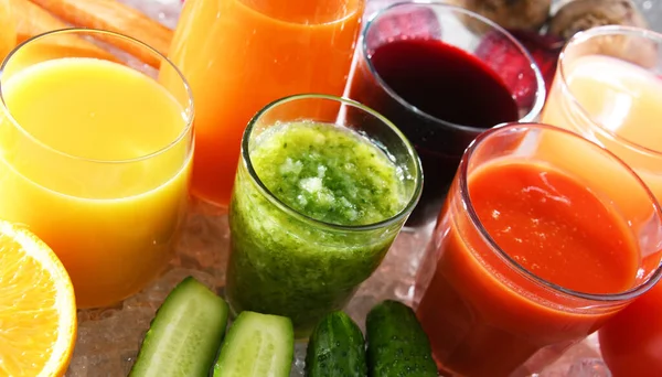 Gelas Dengan Sayuran Organik Segar Dan Jus Buah Diet Detox — Stok Foto