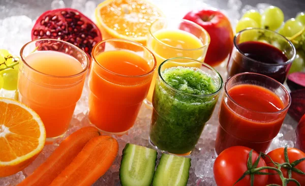 Gelas Dengan Sayuran Organik Segar Dan Jus Buah Diet Detox — Stok Foto