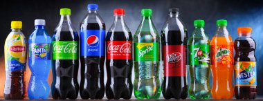 POZNAN, POLAND - NOV 4, 2021: Coca Cola Company ve Pepsico 'nun ürünlerini de içeren küresel meşrubat markaları