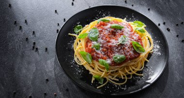 Bir tabak bolonez spagetti ile kompozisyon.