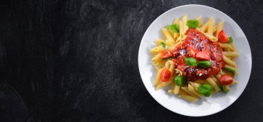 Makarna dilimli kompozisyon.