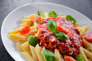 Makarna dilimli kompozisyon.