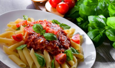 Makarna dilimli kompozisyon.