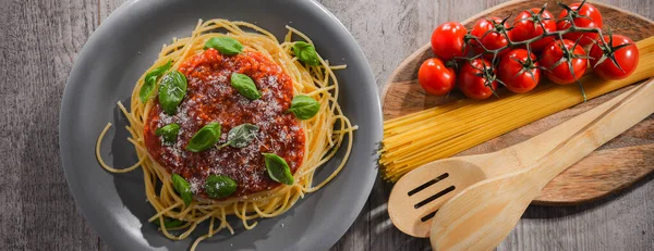 Samenstelling Met Een Bord Spaghetti Bolognese — Stockfoto