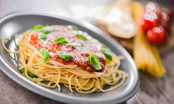 Samenstelling Met Een Bord Spaghetti Bolognese — Stockfoto