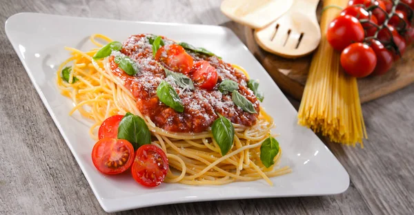 Samenstelling Met Een Bord Spaghetti Bolognese — Stockfoto