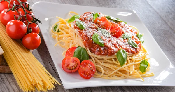 Samenstelling Met Een Bord Spaghetti Bolognese — Stockfoto