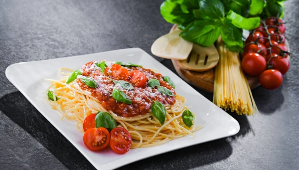 Komposition Mit Einem Teller Spaghetti Bolognese — Stockfoto