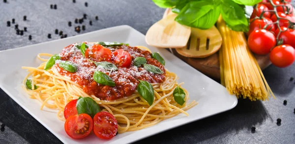 Samenstelling Met Een Bord Spaghetti Bolognese — Stockfoto