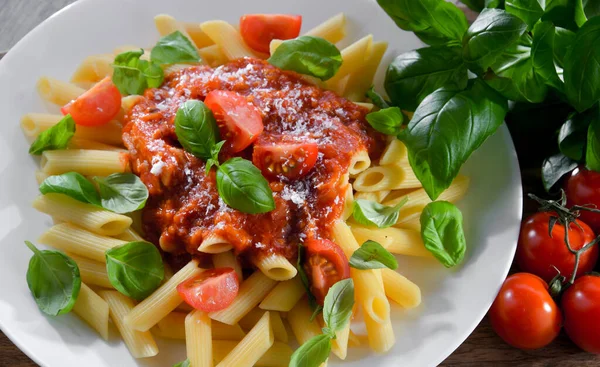 Samenstelling Met Een Plaat Pasta Penne Rigate — Stockfoto