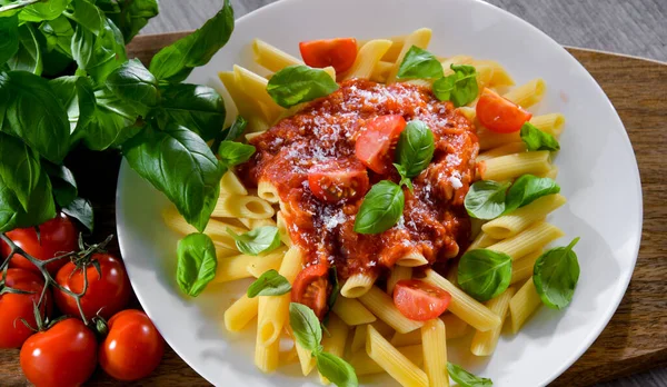 Samenstelling Met Een Plaat Pasta Penne Rigate — Stockfoto