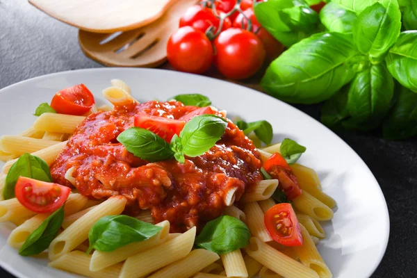 Samenstelling Met Een Plaat Pasta Penne Rigate — Stockfoto