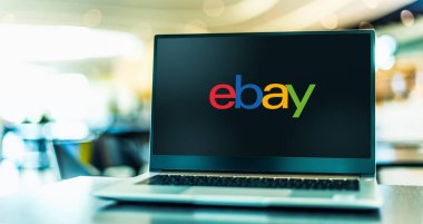 POZNAN, POL - 1 Mayıs 2021: Merkezi San Jose, Kaliforniya 'da bulunan çok uluslu bir e-ticaret şirketi olan eBay' in logosunu gösteren dizüstü bilgisayar