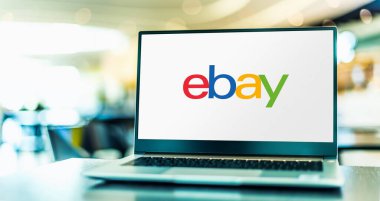 POZNAN, POL - 1 Mayıs 2021: Merkezi San Jose, Kaliforniya 'da bulunan çok uluslu bir e-ticaret şirketi olan eBay' in logosunu gösteren dizüstü bilgisayar