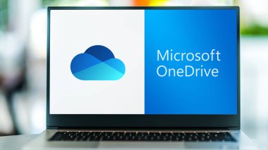 POZNAN, POL - JUL 3, 2021: Microsoft OneDrive 'ın logosunu gösteren dizüstü bilgisayar, Microsoft tarafından işletilen bir dosya sunucu hizmeti ve senkronizasyon hizmeti