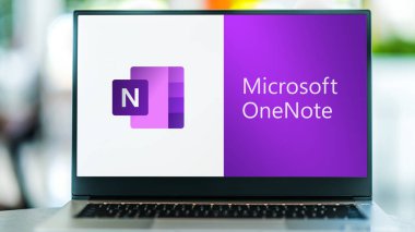 POZNAN, POL - JUL 3, 2021: Microsoft tarafından geliştirilen Office aile yazılımı ve hizmetlerinin bir parçası olan Microsoft OneNote programının logosu