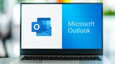 POZNAN, POL - JUL 3, 2021: Microsoft tarafından geliştirilen Office aile yazılımı ve hizmetlerinin bir parçası olan Microsoft Outlook programının logosunu gösteren dizüstü bilgisayar