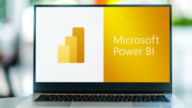 POZNAN, POL - JUL 3, 2021: Microsoft 'un bir iş analizi servisi olan Power BI' ın logosunu gösteren dizüstü bilgisayar