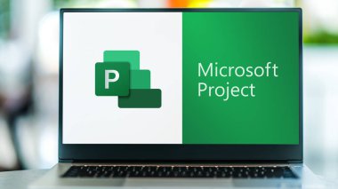 POZNAN, POL - JUL 3, 2021: Microsoft tarafından geliştirilen ve satılan bir proje yönetimi yazılım ürünü olan Microsoft Project 'in logosunu gösteren dizüstü bilgisayar