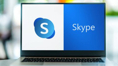 POZNAN, POL - JUL 3, 2021: Microsoft tarafından geliştirilen Office aile yazılımı ve hizmetlerinin bir parçası olan Skype 'ın iş sunucusu logosunu gösteren dizüstü bilgisayar