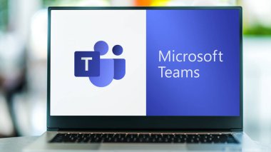 POZNAN, POL - JUL 3, 2021: Microsoft Ekiplerinin logosunu gösteren dizüstü bilgisayar, birleşik bir iletişim ve işbirliği platformu