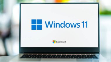 POZNAN, POL - JUL 3, 2021: Microsoft tarafından geliştirilen, pazarlanan ve satılan grafiksel işletim sistemi Windows 11 'in logosunu gösteren dizüstü bilgisayar