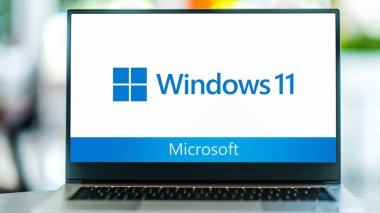 POZNAN, POL - JUL 3, 2021: Microsoft tarafından geliştirilen, pazarlanan ve satılan grafiksel işletim sistemi Windows 11 'in logosunu gösteren dizüstü bilgisayar