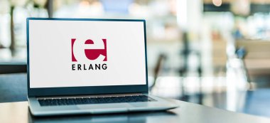 POZNAN, POL - APR 15, 2021: Erlang 'ın amblemini gösteren dizüstü bilgisayar, genel amaçlı, eşzamanlı, işlevsel programlama dili ve çöp toplayan çalışma zamanı sistemi