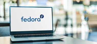 POZNAN, POL - APR 15, 2021: Fedora 'nın logosunu gösteren dizüstü bilgisayar, daha çok Red Hat tarafından desteklenen Fedora Projesi tarafından geliştirilen bir Linux dağıtımıdır.