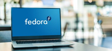 POZNAN, POL - APR 15, 2021: Fedora 'nın logosunu gösteren dizüstü bilgisayar, daha çok Red Hat tarafından desteklenen Fedora Projesi tarafından geliştirilen bir Linux dağıtımıdır.