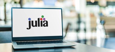 POZNAN, POL - 15 APR 2021: Yüksek seviye, yüksek performanslı, dinamik programlama dili Julia 'nın logosunu gösteren dizüstü bilgisayar