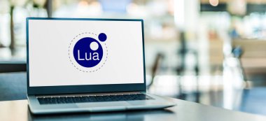 POZNAN, POL - APR 15, 2021: Lua 'nın logosunu gösteren dizüstü bilgisayar, öncelikli olarak uygulamalarda gömülü kullanım için tasarlanmış hafif, üst düzey, çok paradigma programlama dili