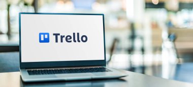 POZNAN, POL - APR 15, 2021: Atlassian 'ın bir yan kuruluşu olan web tabanlı Kanban tarzı liste yapma uygulaması olan Trello' nun logosunu gösteren dizüstü bilgisayar