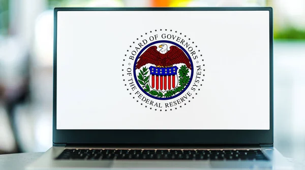 Poznan Pol 2021年7月3日 米国中央銀行システム連邦準備制度のロゴが表示されたノートパソコン — ストック写真
