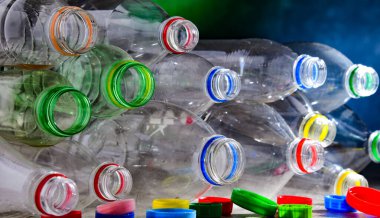 Boş karbonatlı içecek şişeleri. Plastik atık