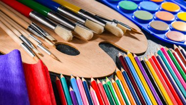 Resim ve çizim için okul aksesuarlarıyla kompozisyon.