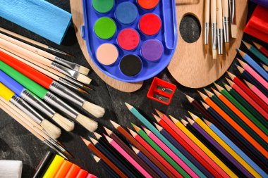 Resim ve çizim için okul aksesuarlarıyla kompozisyon.